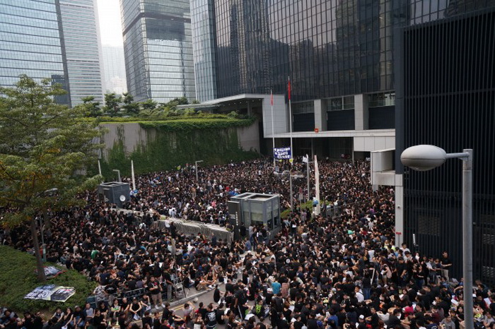 Некоторые из 120000 демонстрантов, которые прошли через Гонконг 20 октября 2013, в знак протеста против отказа в лицензии независимому вещателю HKTV. Фото: Aaron Tam/AFP/Getty Images