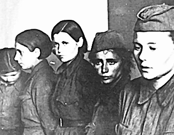 Женщины-военнослужащие в немецком плену. Фото из книги