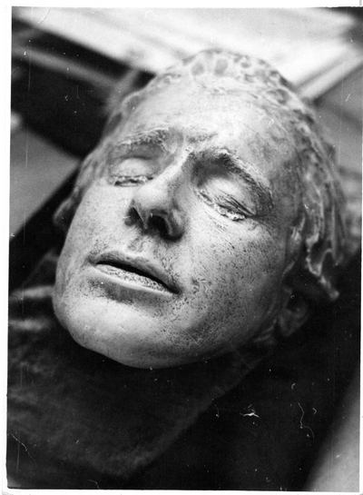 Посмертные маски Сергея Есенина. Фото с сайта esenin.ru