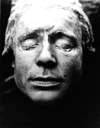 Посмертные маски Сергея Есенина. Фото с сайта esenin.ru