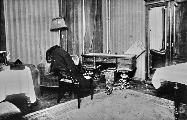 Комната, в которой был обнаружен мертвым Сергей Есенин. Это фото было растиражировано в газетах. Фото с сайта esenin.ru