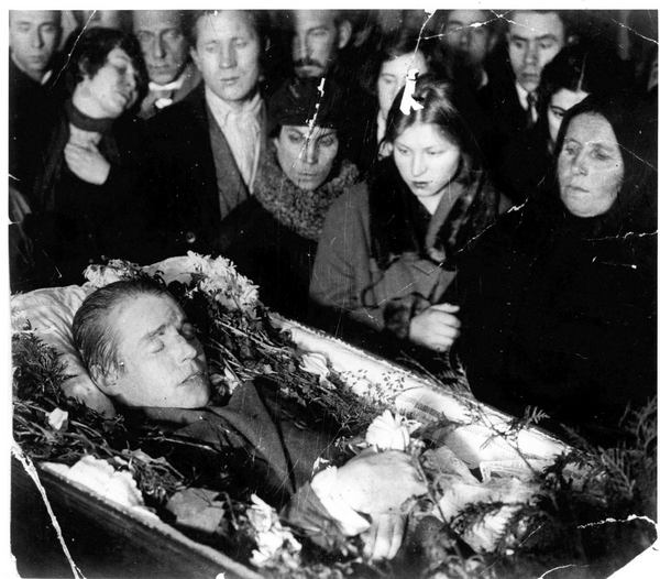 Сергей Есенин в гробу. Фото с сайта esenin.ru