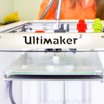3D принтер, на котором расположены напечатанные пластиковые роботы. Печать производится с помощью заправляемого пластикового провода. Фестиваль робототехники «РобоФест» в Рязани. Фото: Сергей Лучезарный/Великая Эпох