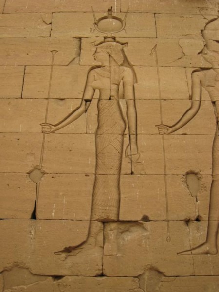 Древнеегипетский храмовый рельеф богини Исиды. Обратите внимание на урей, то есть символ змеи на её голове