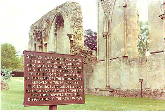 «Могила короля Артура и Гвиневры» в Гластонбери. Фото: Gene.arboit/wikipedia.org/ public domain