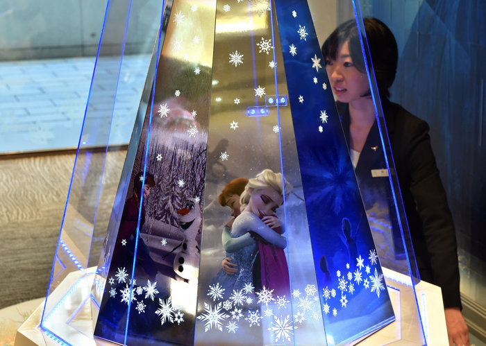 В Токио представили платиновую новогоднюю ёлку
