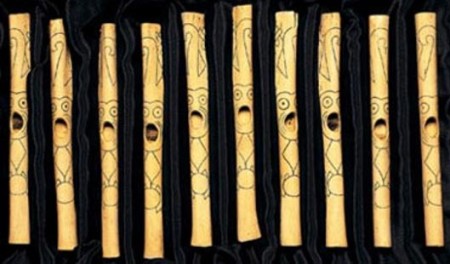Фигурные флейты каральцев, выполненные из костей кондоров и пеликанов. Фото: Realhistoryww.com
