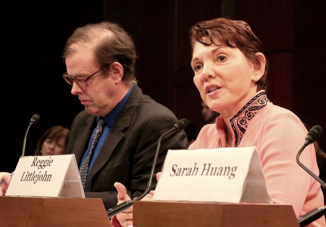 Регги Литтджон (слева) ― президент организации «Права женщин без границ». Фото: Gary Feuerberg/Epoch Times