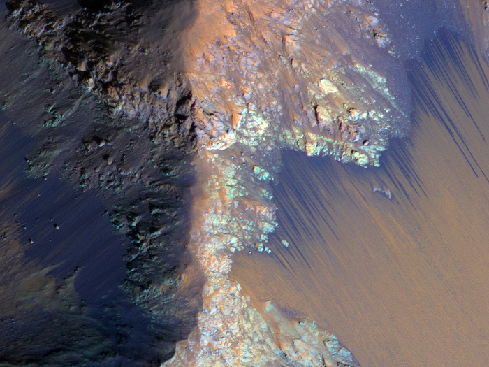 Тёмные полосы на Марсе могут быть следами солёных рек