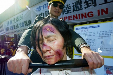 Акция протеста последователей Фалуньгун 10 декабря 2004 г. с инсценировкой пыток, которые испытывают на себе последователи Фалуньгун в Китае. Фото: Mike Clarke/AFP/Getty Images
