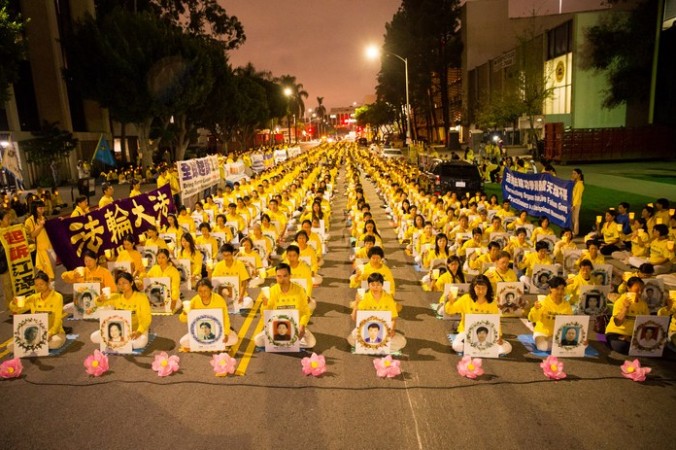 Последователи Фалуньгун проводят мероприятие с зажженными свечами в память своих единомышленников, погибших от репрессий в Китае. Лос-Анджелес, США. 2015 год. Фото: minghui.org