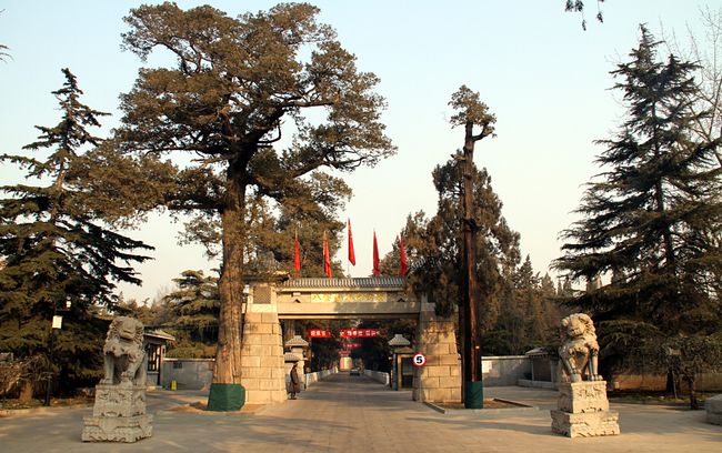 Фотография из главных входных ворот Babaoshan революционное кладбище в Пекине, Китай. Фото: CC BY-SA 3.0/wilkipedia