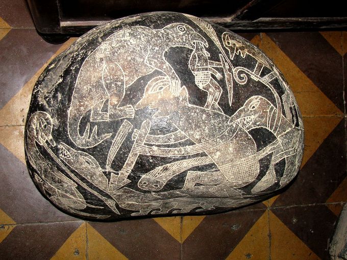 Камень с изображением битвы людей с динозаврами. Фото: wikipedia.org/CC BY-SA 3.0