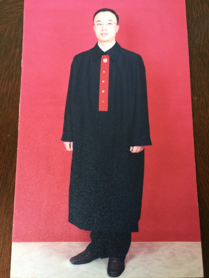 Чжун Цзиньхуа в одежде судьи. Фото: Courtesy of Zhong Jinhua