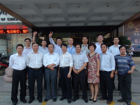 Чжун Цзиньхуа (на заднем плане в центре) с другими юристами и правозащитниками, поддержавшими дело Бэйхай в конце 2011 г. Фото: Courtesy of Zhong Jinhua