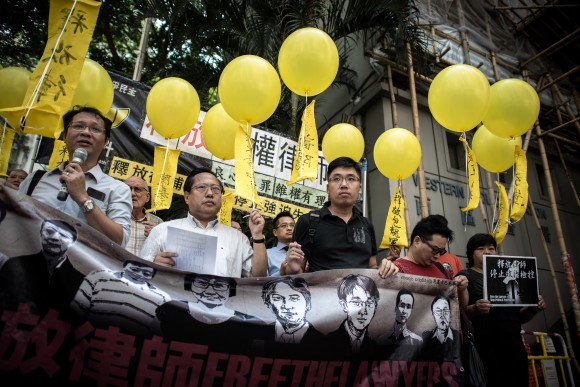 Гонконгские активисты призывают к освобождению адвокатов в материковом Китае 9 октября 2015 г. Фото: Philippe Lopez/AFP/Getty Images