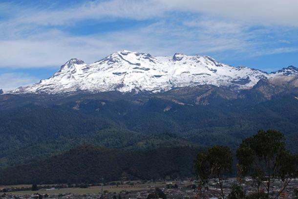 Вид на Истаксиуатль с горы Сакромонте в Амекамека. Фото: Public Domain