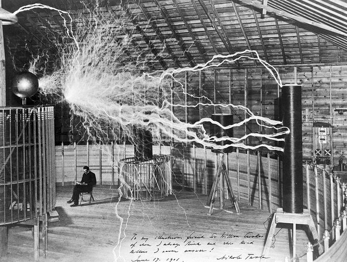 Никола Тесла в лаборатории в Колорадо-Спрингс. Фото: Dickenson V. Alley/wikipedia.org/CC BY 4.0