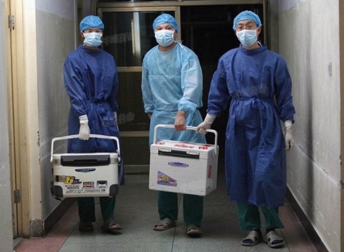 Китайские врачи несут свежие органы для пересадки в госпитале в провинции Хэнань 16 августа 2012 г. Фото: Screenshot/Sohu.com