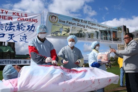 Инсценировка насильственного извлечения органов у сторонников Фалуньгун в Китае. Ванкувер, Канада. Фото: The Epoch Times