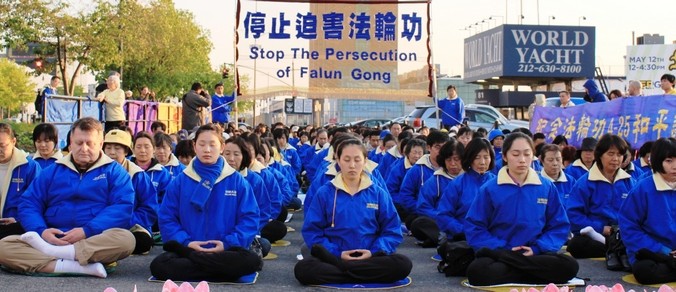 Последователи Фалуньгун призывают общественность помочь остановить репрессии своих единомышленников в Китае. Нью-Йорк (США). Фото: minghui.org