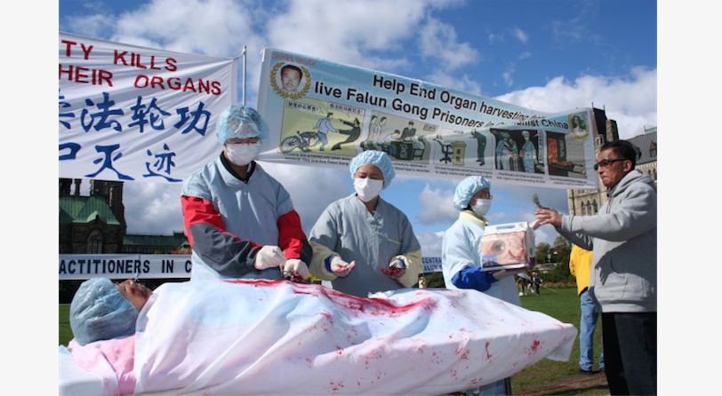 Инсценировка извлечения органов у последователей Фалуньгун в Китае во время акции в Оттаве, Канада, 2008 г. Фото: Epoch Times