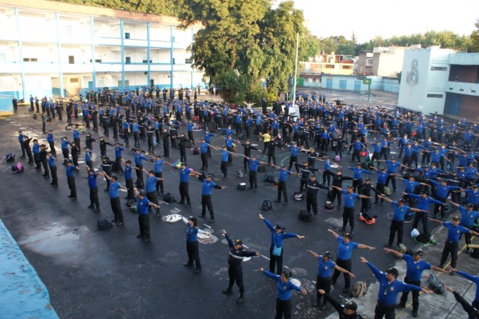 Сотрудники охраны школ в Мехико делают первое упражнение Фалуньгун. Фото: Antonio Domínguez/Epoch Times
