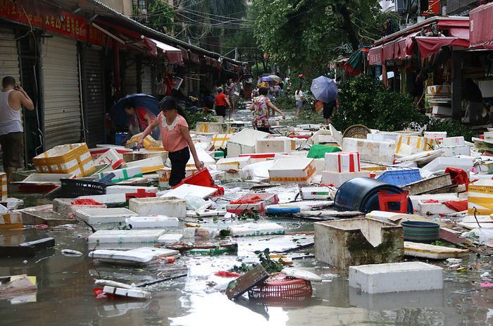 Тайфун «Меранти» смыл скорую помощь с трассы на Тайване