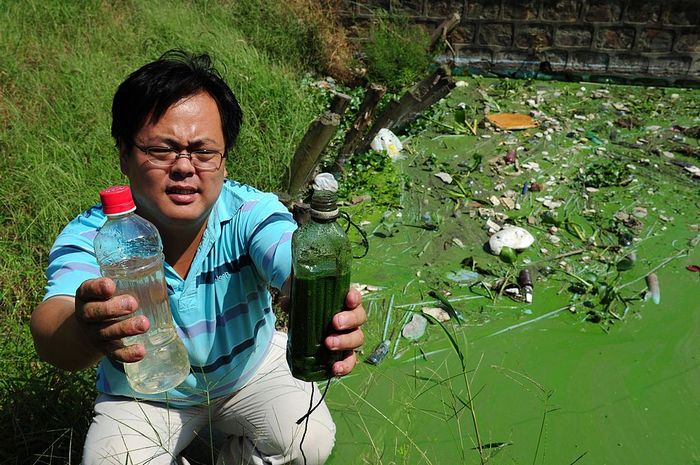 Сравнение воды из озера Тайху с чистой водой. Фото: MARK RALSTON/AFP/Getty Images)
