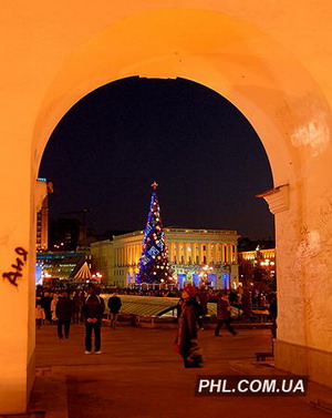 35-метровая елка, украшенная игрушечными поросятами, будет радовать киевлян все Новогодние праздники. Фото: https://phl.com.ua