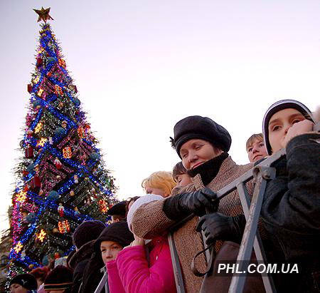 35-метровая елка, украшенная игрушечными поросятами, будет радовать киевлян все Новогодние праздники. Фото:https://phl.com.ua 
