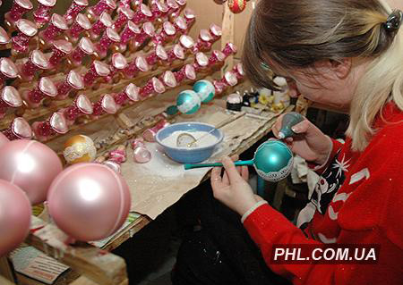 Изготовление елочных игрушек на Львовском стеклозеркальном заводе. Фото: https://phl.com.ua