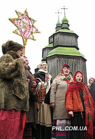Участники фольклорного ансамбля поют песни в Музее народной архитектуры и быта в Пирогово в день празднования одного из самых больших христианских праздников Рождества Христова 7 января 2007 г.  Фото: https://phl.com.ua