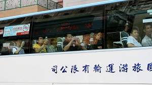 Фотообзор: Туристы в Гонконге с радостью узнают о 25 миллионах, покинувших КПК