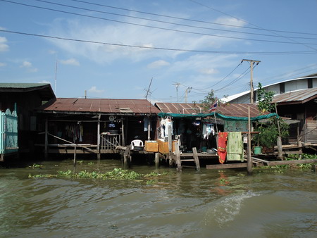Проплывая по реке Чао Прайя, можно воочию наблюдать за жизнью и бытом бедных тайцев. Фото: Александр Карпов