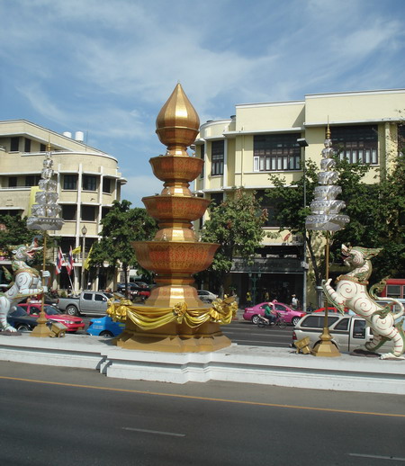 Одна из центральных улиц Бангкока с характерной восточной символикой. Фото: Александр Карпов
