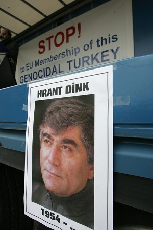 Плакат, на котором изображен турецкий журналист армянского происхождения  Грант Динк, убитый в январе 2007 г. турецким националистом, - часть демонстрации, призывающей ЕС потребовать от Турции признания существования бывшего геноцида армян. Фото: John Thys/AFP/Getty Images