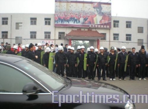 Студенты устроили погром в училище г.Хандан провинции Хэбэй. Фото: The Epoch Times