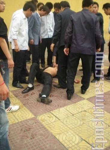 Преподаватель ударил студента, он упал и потерял сознание. Фото: The Epoch Times