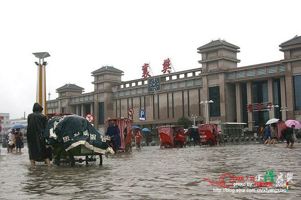 Ливни в провинции Хубэй вызвали сильные наводнения. Фото с epochtimes.com
