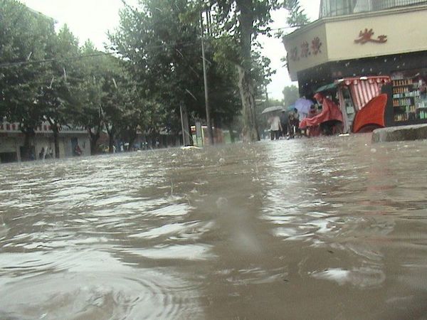 Ливни в провинции Хубэй вызвали сильные наводнения. Фото с epochtimes.com