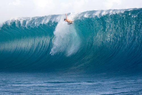 Сёрфингист в бушующем прибое. Фото: Karen Wilson/Covered Images/ASP via Getty Images