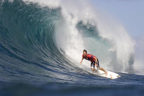 Сёрфингист в бушующем прибое. Фото: Jim Russi/Covered Images/ASP via Getty Images