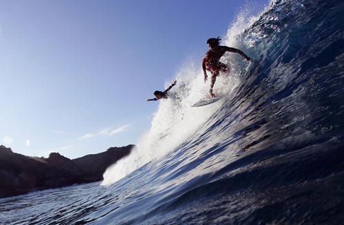 Сёрфингист в бушующем прибое. Фото: Donald Miralle/Getty Images