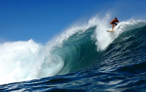 Сёрфингист в бушующем прибое. Фото: Donald Miralle/Getty Images