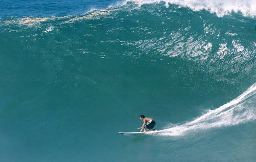 Сёрфингист в бушующем прибое. Фото: Pierre Tostee/Getty Images
