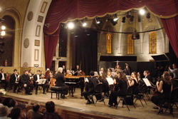 Оркестр под управлением дирижёра Даниэля Баренбаума - Моцарт «в концерте за мир» в Иерусалиме. Фото: Орэн Менахема