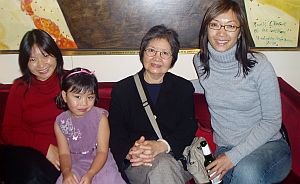 Энн Нгуен (справа) и ее мать, сестра и племянница, все насладились Китайской феерией. Фото: Пета Эванс /Великая Эпоха