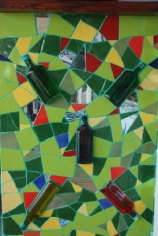 Стенка бара: смешение материалов и инкрустированные бутылки. Фото: Сузилу /Великая Эпоха