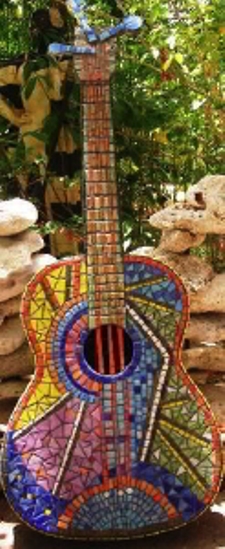 Гитара, покрытая цветной мозаикой. Фото: Сузилу /Великая Эпоха